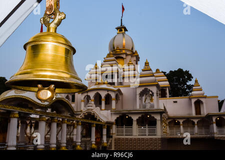 Ring Glocken im Tempel. Golden Metall Bell isoliert. Big Brass buddhistischen Bell der japanischen Tempel. Klingeln Bell im Tempel ist der Glaube günstig. Bangkok, Th Stockfoto