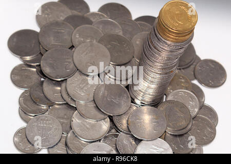 Lagerstapel von Hundert Nummer 1, 10, 5 Indische Rupie metall Münze Währung auf isolierten Hintergrund. Finanzen, Wirtschaft, Investitionen Konzept. Banking und Exc Stockfoto