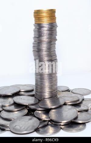 Lagerstapel von Hundert Nummer 1, 10, 5 Indische Rupie metall Münze Währung auf isolierten Hintergrund. Finanzen, Wirtschaft, Investitionen Konzept. Banking und Exc Stockfoto