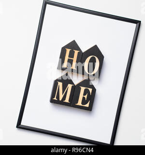 Home Buchstaben in einem Frame auf weißem Hintergrund, Home Konzept, Flach, Ansicht von oben Stockfoto
