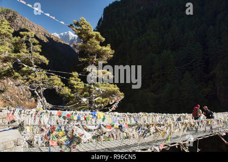 Hängebrücke über den Dudh Kosi, Everest Base Camp trek, Khumbu, Nepal Stockfoto