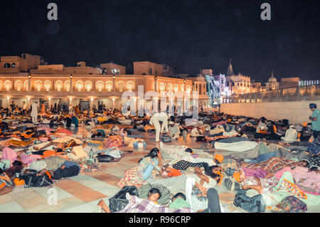Amritsar, Indien - 16. MAI 2016: Menschen auf dem Boden des Sikh Goldener Tempel in Amritsar, Indien schlafen. Stockfoto