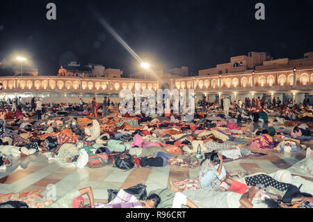 Amritsar, Indien - 16. MAI 2016: Menschen auf dem Boden des Sikh Goldener Tempel in Amritsar, Indien schlafen. Stockfoto