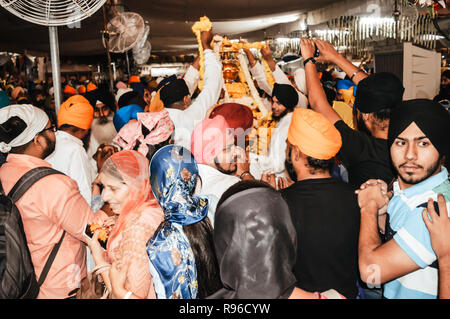 Amritsar, Indien - 16. MAI 2016: Sikh Leute, die versuchen, das Holi Idol zu berühren, wenn Sie aus dem Tempel Räumlichkeiten für die Dekoration übernommen wurde. Golden Temple ist Stockfoto