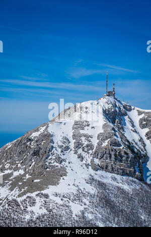 Herrlichem Bergblick Winterlandschaft von Stirovnik Peak, der höchste Gipfel der Nationalpark Lovcen, Montenegro Stockfoto