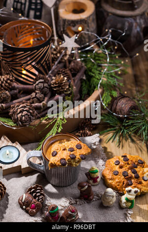 Duftender Kaffee und Schokolade Kekse für Santa Claus. Ein Getränk für den Urlaub und eine gemütliche Weihnachtsstimmung. Freier Platz für Text Stockfoto