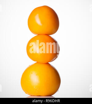 Frische gelbe Tomaten auf weißem Hintergrund. Stockfoto