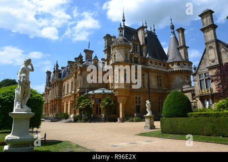 Statuen im Parterre Garten Waddesdon Manor, Aylesbury, Buckinghamshire. UK. Unterhaltung in den Gärten. Stockfoto