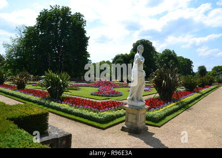 Statuen im Parterre Garten Waddesdon Manor, Aylesbury, Buckinghamshire. UK. Unterhaltung in den Gärten. Stockfoto