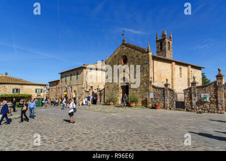 Monteriggioni, Italien - September 26, 2018: Blick auf Rom Square und Kirche Santa Maria Assunta. Toskana Stockfoto