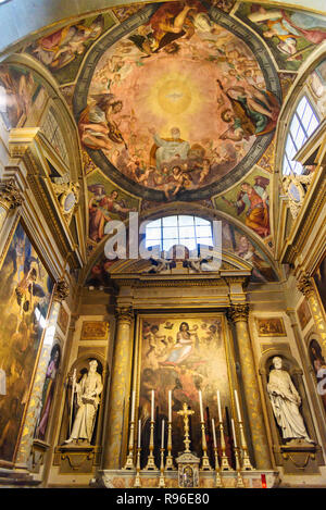 Badia di Passignano, Italien, 29. September 2018: Innenraum der Kirche in Badia di Passignano, Abtei von San Michele Arcangelo Passignano ist historisch Bene Stockfoto