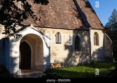 Der Eingang des mittelalterlichen Maria Magdalena Kapelle in Sopron - Bánfalva, Ungarn. Ursprünglich im 12. Jahrhundert erbaut. Stockfoto