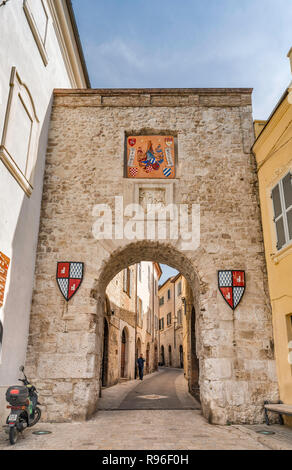 Porta Burgi, Tor aus dem 12. Jahrhundert in der Via Casventino, Blick von der Piazza San Francesco, historischen Zentrum von San Gemini, Umbrien, Italien Stockfoto