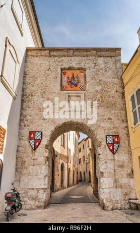 Porta Burgi, Tor aus dem 12. Jahrhundert in der Via Casventino, Blick von der Piazza San Francesco, historischen Zentrum von San Gemini, Umbrien, Italien Stockfoto