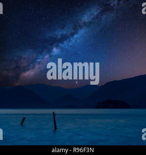 Atemberaubende leuchtende Milchstraße composite Landschaft Bild über das Derwent Water Lake District im Herbst Herbst Sonnenaufgang mit sanften Pastelltönen Stockfoto