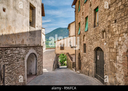 Via delle Mura, Passage in San Giovanni Battista Kirche, 12. Jahrhundert, in der Nähe der Piazza Garibaldi, im historischen Zentrum von San Gemini, Umbrien, Italien Stockfoto