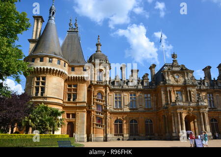 Mit Blick nach Norden vor dem Eingang bei Waddesdon Manor, Aylesbury, Buckinghamshire. UK. Unterhaltung in den Gärten. Stockfoto