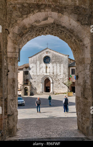 San Francesco Kirche, 13. Jahrhundert, an der Piazza San Francesco, von der Porta Burgi, Tor aus dem 12. Jahrhundert im historischen Zentrum von San Gemini, Umbrien, Italien Stockfoto