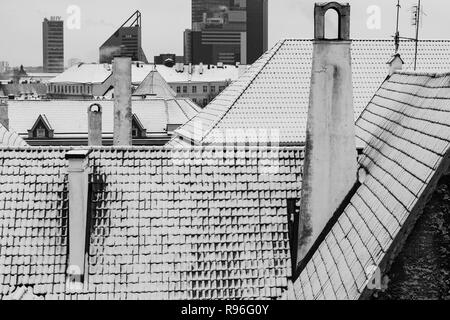 Tallinns Altstadt Dächer mit Schnee in Schwarz und Weiß Stockfoto