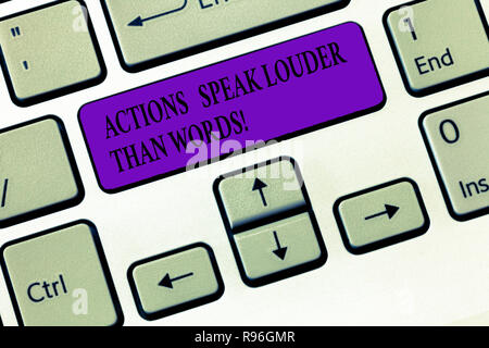 Handschrift Text schreiben Taten sprechen lauter als Worte. Begriff Sinne Make aus mehr weniger reden Taste der Tastatur Absicht erreichen Comp zu erstellen Stockfoto
