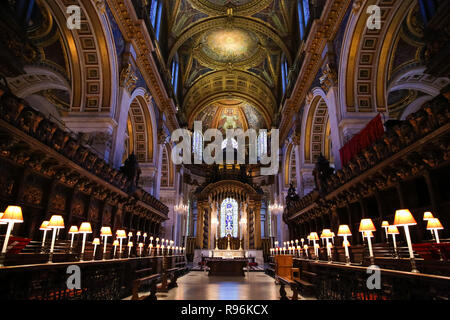 London, Großbritannien. 19 Dez, 2018. Allgemeine Ansicht der Innenraum der St Paul's Cathedral. Im Dezember hat die Chorknaben von St. Paul zu mehr als 20.000 Menschen über eine Reihe von Services und Konzerte singen. Es wird geschätzt, dass am 23., 24. und 25. Allein im Dezember mehr als 10.000 Menschen werden durch die Türen von St. Paul für Weihnachten Dienstleistungen kommen. Credit: Dinendra Haria/SOPA Images/ZUMA Draht/Alamy leben Nachrichten Stockfoto