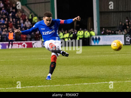 Edinburgh, Schottland, Großbritannien. 19. Dezember, 2018. Fußball - Schottische Premiereship - Hibernian v Förster, Edinburgh, Midlothian, Großbritannien. 19.12.2018. Bild zeigt: Ranger auf der rechten zurück, James Tavernier, schießt wie Hibs Host zu Förster bei Easter Road Stadium, Edinburgh Credit: Alamy/Ian Jacobs Credit: Ian Jacobs/Alamy Leben Nachrichten wiedergeben Stockfoto