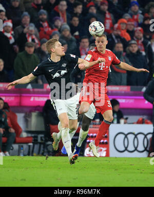 Muenchen, Deutschland. 19 Dez, 2018. Joshua Kimmich (R) von Bayern München Mias mit Marcel Halstenberg von Leipzig während dem Bundesligaspiel zwischen Bayern Muenchen und RB Leipzig in München, Deutschland, 19.12.2018. Bayern München gewann 1:0. Credit: Philippe Ruiz/Xinhua/Alamy leben Nachrichten Stockfoto