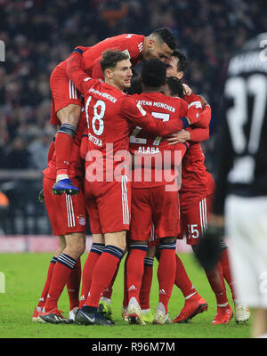 Muenchen, Deutschland. 19 Dez, 2018. Die Spieler des FC Bayern München feiern zählen während dem Bundesligaspiel zwischen Bayern Muenchen und RB Leipzig in München, Deutschland, 19.12.2018. Bayern München gewann 1:0. Credit: Philippe Ruiz/Xinhua/Alamy leben Nachrichten Stockfoto