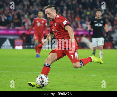 Muenchen, Deutschland. 19 Dez, 2018. Franck Ribery von Bayern München schießt beim Bundesligaspiel zwischen Bayern München und RB Leipzig in München, Deutschland, 19.12.2018. Bayern München gewann 1:0. Credit: Philippe Ruiz/Xinhua/Alamy leben Nachrichten Stockfoto