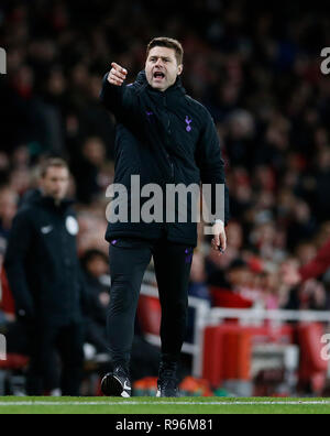 London, Großbritannien. 19 Dez, 2018. Tottenham Hotspur Manager Mauricio Pochettino reagiert während der carabao-Viertelfinale Spiel zwischen Arsenal und Tottenham Hotspur im Emirates Stadium in London, Großbritannien am Dez. 19, 2018. Tottenham Hotspur gewann 2-0. Quelle: Matthew Impey/Xinhua/Alamy leben Nachrichten Stockfoto