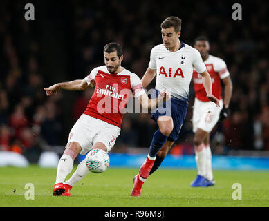 London, Großbritannien. 19 Dez, 2018. Von Arsenal Henrikh Mkhitaryan (L) Mias mit Tottenham Hotspur ist Harry Winks während der carabao-Viertelfinale Spiel zwischen Arsenal und Tottenham Hotspur im Emirates Stadium in London, Großbritannien am Dez. 19, 2018. Tottenham Hotspur gewann 2-0. Quelle: Matthew Impey/Xinhua/Alamy leben Nachrichten Stockfoto