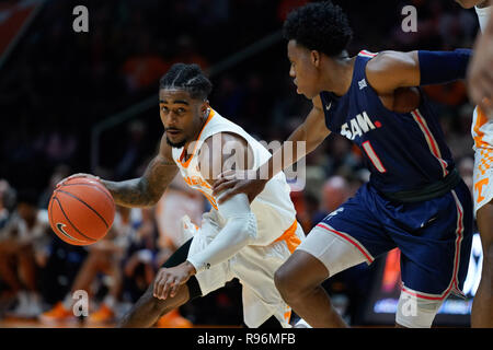 Dezember 19, 2018: Jordanien Knochen #0 der Tennessee Volunteers Drives zum Korb gegen Kevion Nolan #1 der Samford Bulldoggen während der NCAA Basketball Spiel zwischen der Universität von Tennessee Volunteers und die Samford Universität Bulldoggen bei Thompson Boling Arena in Knoxville TN Tim Gangloff/CSM Stockfoto