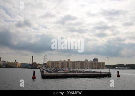 New York, USA. 19 Sep, 2018. Das Brooklyn Army Terminal. Während des Zweiten Weltkrieges, die Brooklyn Army Terminal wurde das US-Militär, der größten Auslieferungslager. In diesem Jahr die riesige Gebäude dreht 100 - und erlebt eine Renaissance mit Handwerkskunst. (Dpa' Nichts zu verrückt für Brooklyn': Neue Armee Terminal wird 100" vom 20.12.2018) Credit: Christina Horsten/dpa/Alamy leben Nachrichten Stockfoto