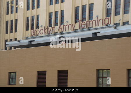 New York, USA. 19 Sep, 2018. Das Brooklyn Army Terminal. Während des Zweiten Weltkrieges, die Brooklyn Army Terminal wurde das US-Militär, der größten Auslieferungslager. In diesem Jahr die riesige Gebäude dreht 100 - und erlebt eine Renaissance mit Handwerkskunst. (Dpa' Nichts zu verrückt für Brooklyn': Neue Armee Terminal wird 100" vom 20.12.2018) Credit: Christina Horsten/dpa/Alamy leben Nachrichten Stockfoto