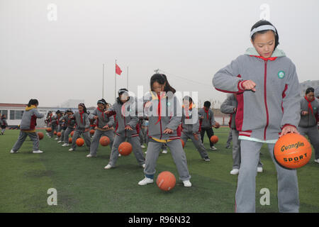 Lianyungang, Lanzhou, China. 20 Dez, 2018. Lanzhou, CHINA - Mehr als 1.200 Schüler Übungen von Basketball an einer Grundschule in Guanyun County, Lanzhou, China Jiangsu Provinz, Kennzeichnung internationalen Basketball Tag, der jedes Jahr am 21. Dezember fällt. Credit: SIPA Asien/ZUMA Draht/Alamy leben Nachrichten Stockfoto