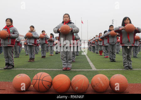 Lianyungang, Lanzhou, China. 20 Dez, 2018. Lanzhou, CHINA - Mehr als 1.200 Schüler Übungen von Basketball an einer Grundschule in Guanyun County, Lanzhou, China Jiangsu Provinz, Kennzeichnung internationalen Basketball Tag, der jedes Jahr am 21. Dezember fällt. Credit: SIPA Asien/ZUMA Draht/Alamy leben Nachrichten Stockfoto