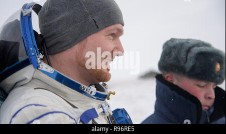 Zhezkazgan, Kasachstan. 20. Dezember, 2018. Esa-Astronaut Alexander Gerst ist kurz nach der Landung mit anderen Expedition 57 Crew Mitglieder in der Sojus MS-09 Raumschiff Dezember 20, 2018 in der Nähe von Zhezkazgan, Kasachstan zu einem medizinischen Zelt durchgeführt. Serena Aunon-Chancellor, Alexander Gerst, und Sergey Prokopyev sind Rückkehr nach 197 Tagen im All der Internationalen Raumstation an Bord. Credit: Planetpix/Alamy leben Nachrichten Stockfoto