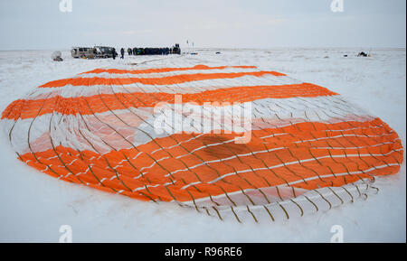 Zhezkazgan, Kasachstan. 20. Dezember, 2018. Der Fallschirm von der Sojus MS-09 Raumschiff ist verteilt auf dem Schnee kurz nach landete es mit Expedition 57 Crew Mitglieder Dezember 20, 2018 in der Nähe von Zhezkazgan, Kasachstan. Serena Aunon-Chancellor, Alexander Gerst, und Sergey Prokopyev sind Rückkehr nach 197 Tagen im All der Internationalen Raumstation an Bord. Credit: Planetpix/Alamy leben Nachrichten Stockfoto