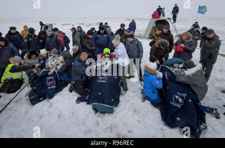 Zhezkazgan, Kasachstan. 20. Dezember, 2018. Expedition 57 Crew Mitglieder Alexander Gerst der ESA, Links, Sergey Prokopyev von Roskosmos, Mitte und Serena Aunon-Chancellor der NASA in den Stühlen außerhalb des Sojus Kapsel sitzen kurz nach der Landung am 20 Dezember, 2018 in der Nähe von Zhezkazgan, Kasachstan. Serena Aunon-Chancellor, Alexander Gerst, und Sergey Prokopyev sind Rückkehr nach 197 Tagen im All der Internationalen Raumstation an Bord. Credit: Planetpix/Alamy leben Nachrichten Stockfoto