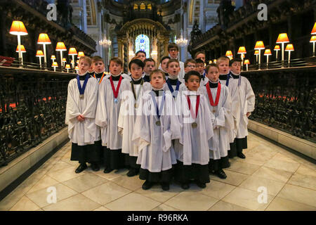 Chorknaben sind Proben Weihnachten Favoriten in die St Paul's Kathedrale in London. Im Dezember, die chorknaben von St. Paul zu mehr als 20.000 Menschen über eine Reihe von Services und Konzerte singen. Es wird geschätzt, dass am 23., 24. und 25. Allein im Dezember mehr als 10.000 Menschen werden durch die Türen von St. Paul für Weihnachten Dienstleistungen kommen. Stockfoto