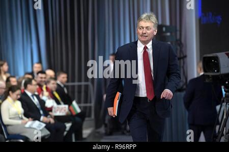 Moskau, Russland. 20. Dezember, 2018. Die russischen Sprecher des Präsidenten Dmitri Sprecherin, kommt am Anfang des jährlichen Ende Jahr Pressekonferenz für Präsident Wladimir Putin zum 20. Dezember 2018 in Moskau, Russland. Credit: Planetpix/Alamy leben Nachrichten Stockfoto