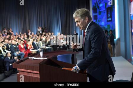 Moskau, Russland. 20. Dezember, 2018. Die russischen Sprecher des Präsidenten Dmitri Sprecherin, Gastgeber der jährlichen Ende Jahr Pressekonferenz für Präsident Wladimir Putin zum 20. Dezember 2018 in Moskau, Russland. Credit: Planetpix/Alamy leben Nachrichten Stockfoto