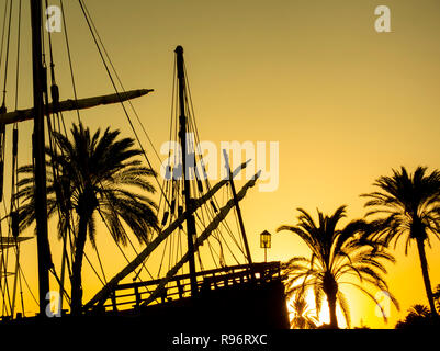 Las Palmas, Gran Canaria, Kanarische Inseln, Spanien. 20 Dez, 2018. Wetter: Die Sonne geht hinter eine Replik von La Niña, einer der drei Schiffe, die von italienischen Entdecker Christopher Columbus auf seiner ersten Reise nach Westindien 1492 verwendet. Columbus gestoppt auf den Kanarischen Inseln vor den Atlantik überqueren. Credit: ALAN DAWSON/Alamy leben Nachrichten Stockfoto