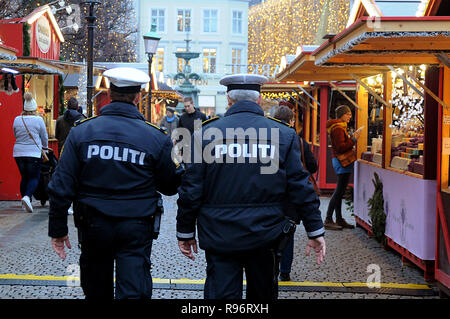 Kopenhagen, Dänemark. 20 Dez, 2018. Dänische Polizisten nehmen eine Routine Tour der Weihnachtsmarkt. Maßnahmen zur Gefahrenabwehr sind erhöht. Credit: Francis Joseph Dean/Deanpictures/Alamy leben Nachrichten Stockfoto