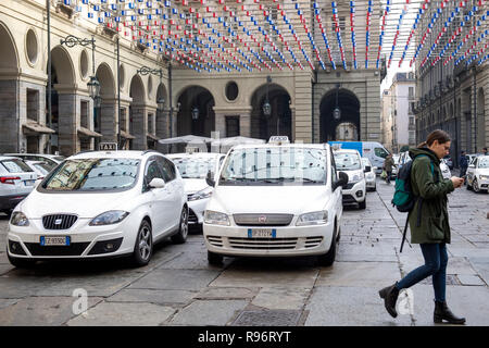 Foto LaPresse/Nicol &#xf2; Campo 20/12/2018 Turin (Italia) Cronaca tassisti Protesta davanti a Palazzo Civico Nella Foto: veduta generale Foto/LaPresse Nicol &#xf2; Campo Dezember 20, 2018 in Turin (Italien) News Taxifahrer protestieren vor dem Palazzo Civico Im Bild: Allgemeine Ansicht Stockfoto