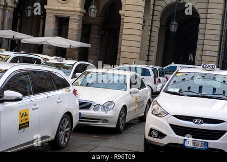 Foto LaPresse/Nicol &#xf2; Campo 20/12/2018 Turin (Italia) Cronaca tassisti Protesta davanti a Palazzo Civico Nella Foto: veduta generale Foto/LaPresse Nicol &#xf2; Campo Dezember 20, 2018 in Turin (Italien) News Taxifahrer protestieren vor dem Palazzo Civico Im Bild: Allgemeine Ansicht Stockfoto