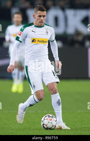 Borussia Mönchengladbach, Deutschland. 18 Dez, 2018. Thorgan Gefahr (MG) mit Kugel, einzelne Maßnahmen mit Kugel, Aktion, vollständige Abbildung, aufrechte, Fußball 1. 1. Fussballbundesliga, 16. Spieltag, Borussia Mönchengladbach (MG) - FC Nürnberg (N) 2:0, am 18.12.2018 im Borussia Mönchengladbach/Deutschland. € | Nutzung der weltweiten Kredit: dpa/Alamy leben Nachrichten Stockfoto