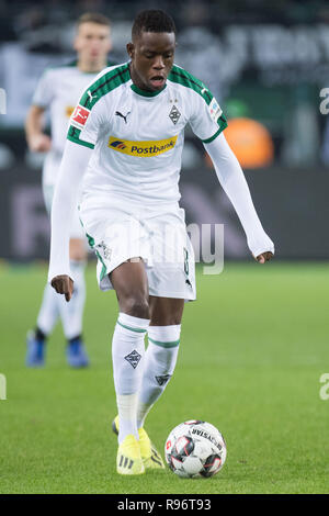 Borussia Mönchengladbach, Deutschland. 18 Dez, 2018. Denis ZAKARIA (MG) mit Kugel, einzelne Maßnahmen mit Kugel, Aktion, vollständige Abbildung, Porträt, Fußball 1. 1. Fussballbundesliga, 16. Spieltag, Borussia Mönchengladbach (MG) - FC Nürnberg (N) 2:0, am 18.12.2018 im Borussia Mönchengladbach/Deutschland. € | Nutzung der weltweiten Kredit: dpa/Alamy leben Nachrichten Stockfoto