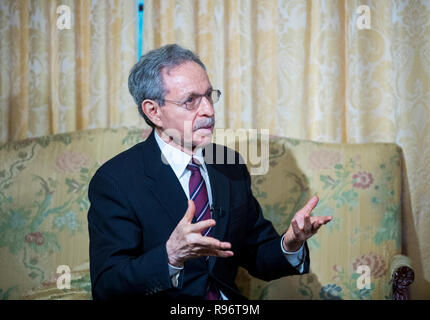 Peking, China. 20 Dez, 2018. Robert Lawrence Kuhn Kuhn, Vorsitzender der Stiftung, spricht in einem Interview mit der Nachrichtenagentur Xinhua in der Harvard University in Cambridge, Massachusetts, USA, 15. Oktober 2018. Quelle: Xinhua/Alamy leben Nachrichten Stockfoto