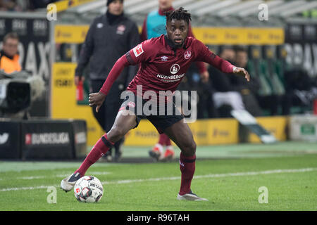 Borussia Mönchengladbach, Deutschland. 18 Dez, 2018. Edgar SALLI (N) mit Kugel, Einzelne mit Kugel, Aktion, vollständige Abbildung, Fußball 1. 1. Fussballbundesliga, 16. Spieltag, Borussia Mönchengladbach (MG) - FC Nürnberg (N) 2:0, 18.12.2018, Borussia Mönchengladbach/Deutschland, € | Nutzung der weltweiten Kredit: dpa/Alamy leben Nachrichten Stockfoto